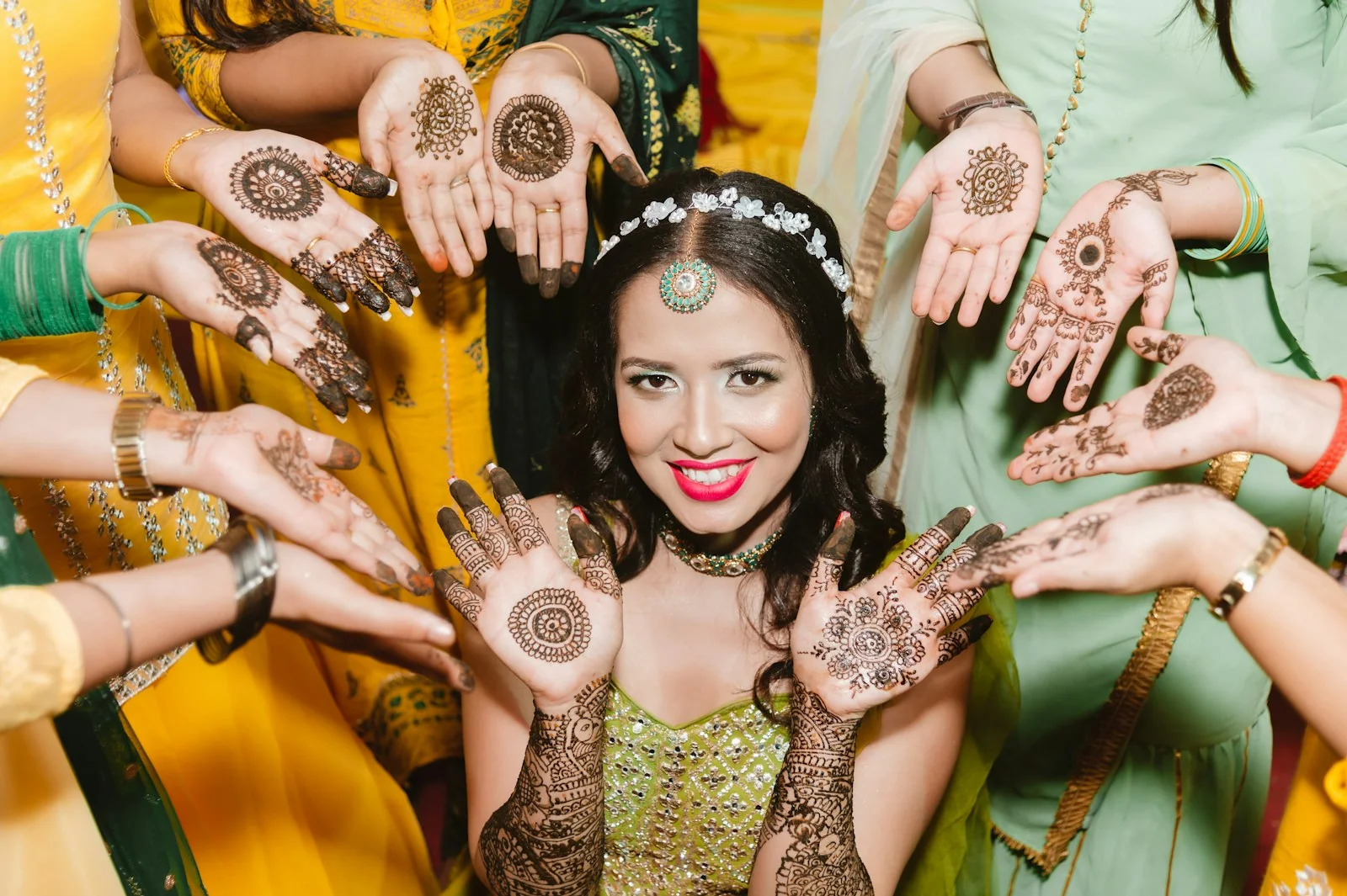 Rang Mehndi Lehenga, embroidery close-up