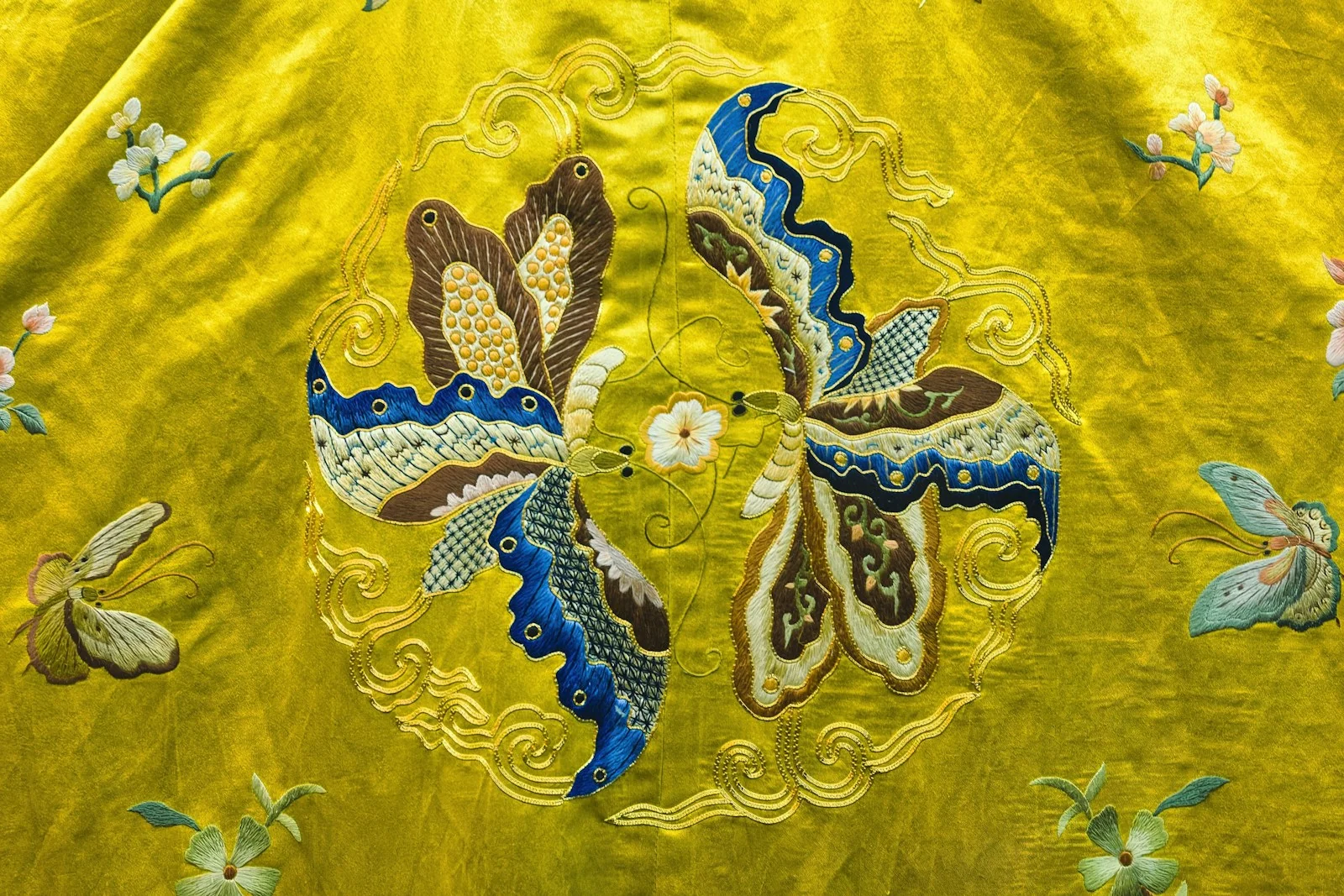 Mehr Peshwas, embroidery close-up